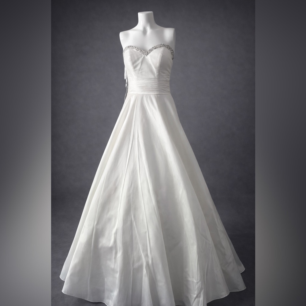 Robin Jillian Bridal Cream Sleeveless Sweetheart Wedding Gown